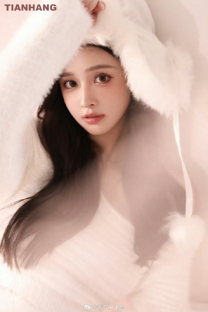 女性下面有两个垂下来的小球